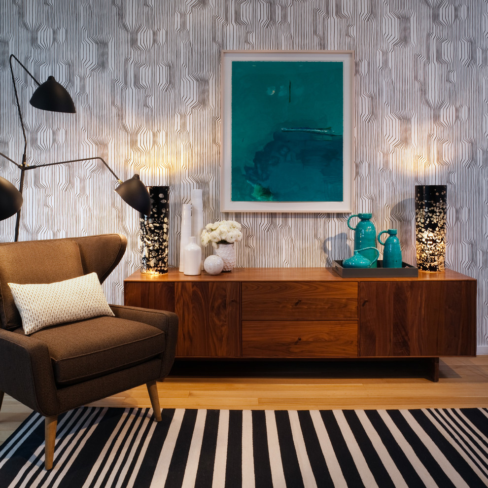 Foto di un soggiorno moderno stile loft con pareti nere, pavimento in legno massello medio e nessuna TV