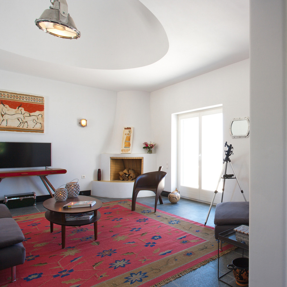 Modernes Wohnzimmer mit weißer Wandfarbe in Sonstige