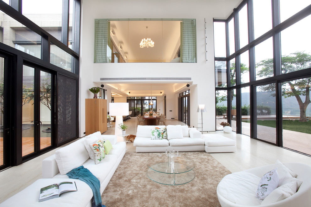 Foto di un soggiorno minimal con sala formale, pareti bianche e parquet chiaro