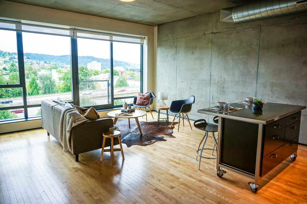 Стильный дизайн: парадная, открытая гостиная комната среднего размера в стиле лофт с серыми стенами и светлым паркетным полом без телевизора - последний тренд