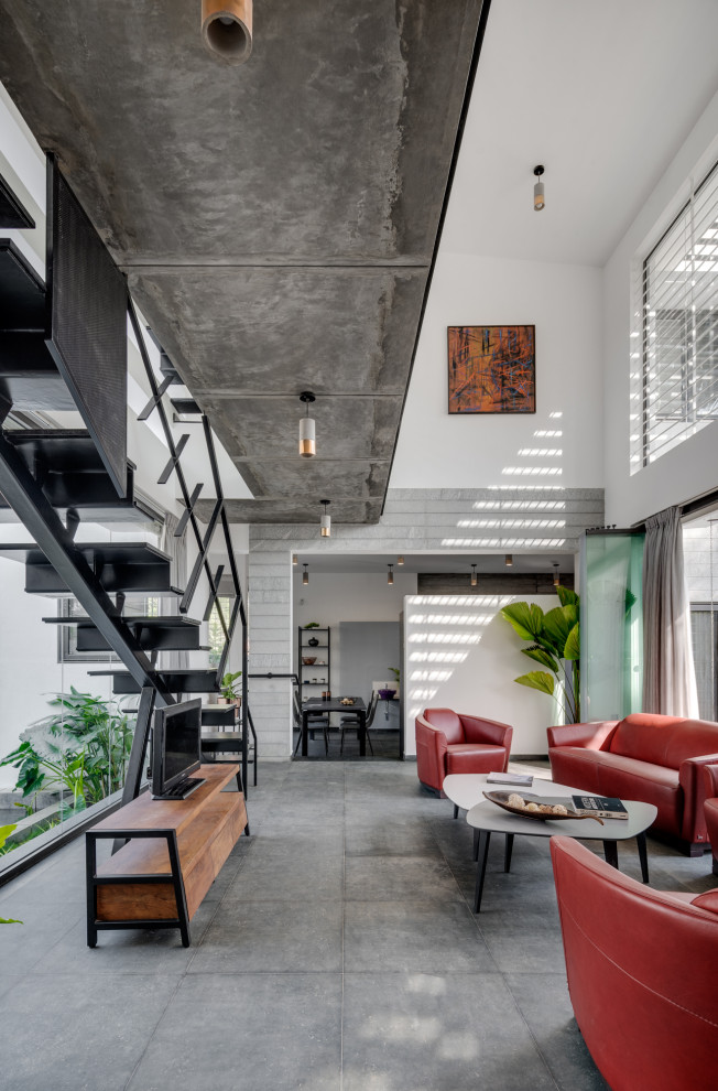 Esempio di un ampio soggiorno minimal aperto con sala formale, pareti multicolore, TV autoportante e pavimento grigio