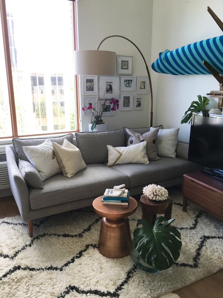 На фото: маленькая двухуровневая гостиная комната в современном стиле с белыми стенами, полом из винила и отдельно стоящим телевизором для на участке и в саду