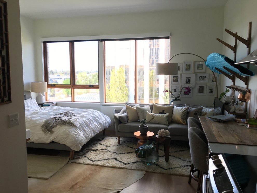 Esempio di un piccolo soggiorno minimal stile loft con pareti bianche, pavimento in vinile e TV autoportante
