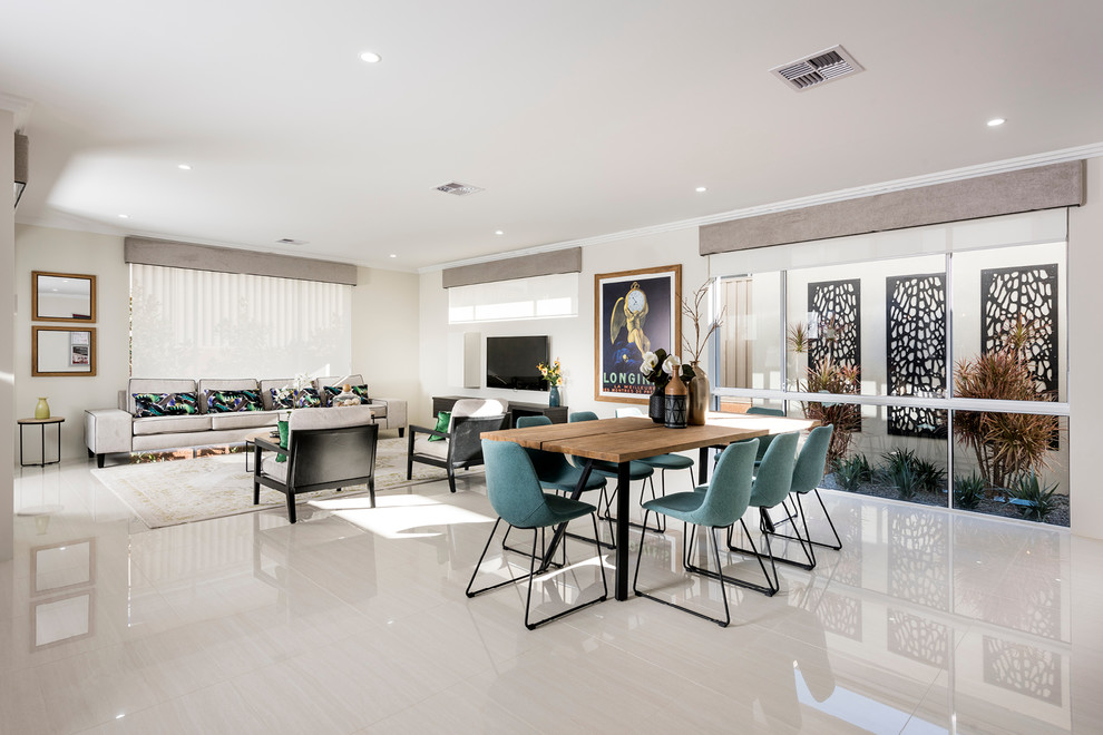 Esempio di un grande soggiorno moderno aperto con pareti bianche, pavimento in gres porcellanato, TV a parete e pavimento beige