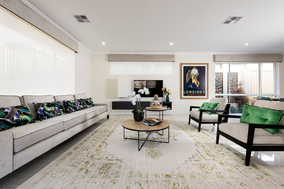 Immagine di un grande soggiorno minimalista aperto con pareti bianche, pavimento in gres porcellanato, TV a parete e pavimento beige