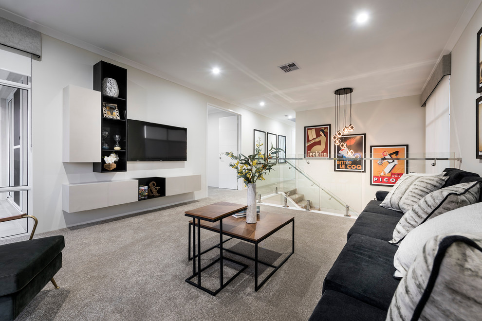 Foto di un grande soggiorno design stile loft con pareti bianche, TV a parete, pavimento beige e moquette