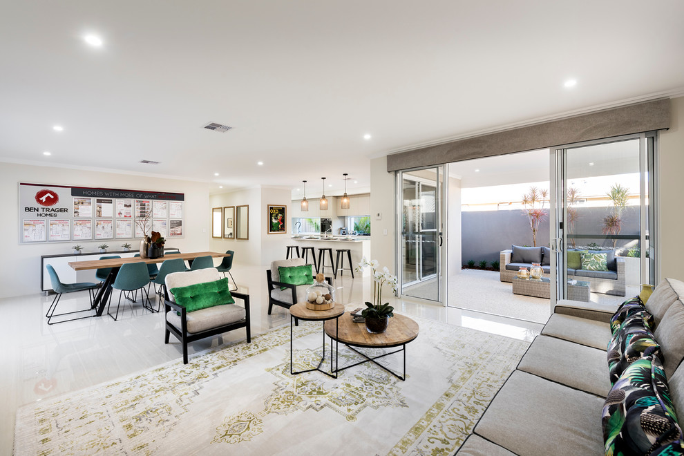 Immagine di un grande soggiorno moderno aperto con pareti bianche, pavimento in gres porcellanato, TV autoportante e pavimento beige