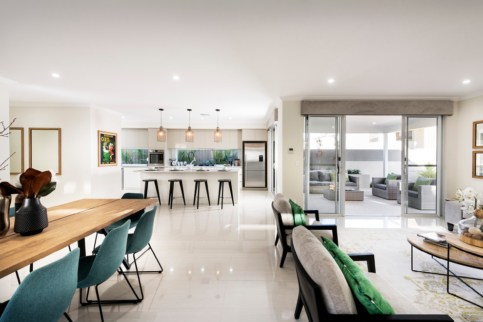 Großes, Offenes Modernes Wohnzimmer mit weißer Wandfarbe, Porzellan-Bodenfliesen, freistehendem TV und beigem Boden in Perth