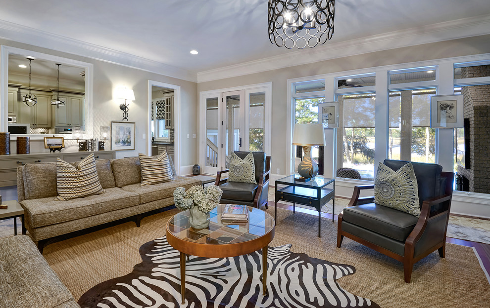 Mittelgroßes, Fernseherloses, Abgetrenntes Klassisches Wohnzimmer mit beiger Wandfarbe, dunklem Holzboden und braunem Boden in Charleston