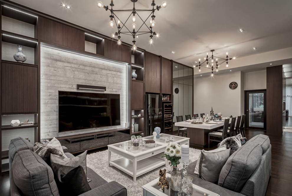 Foto di un soggiorno design aperto con pareti grigie, parquet scuro, TV a parete e pavimento marrone