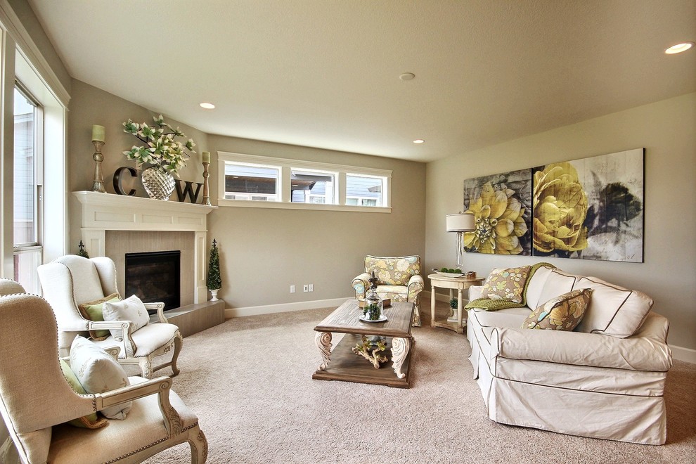Mittelgroßes, Fernseherloses, Offenes Klassisches Wohnzimmer mit grauer Wandfarbe, Teppichboden, Eckkamin und Kaminumrandung aus Stein in Portland