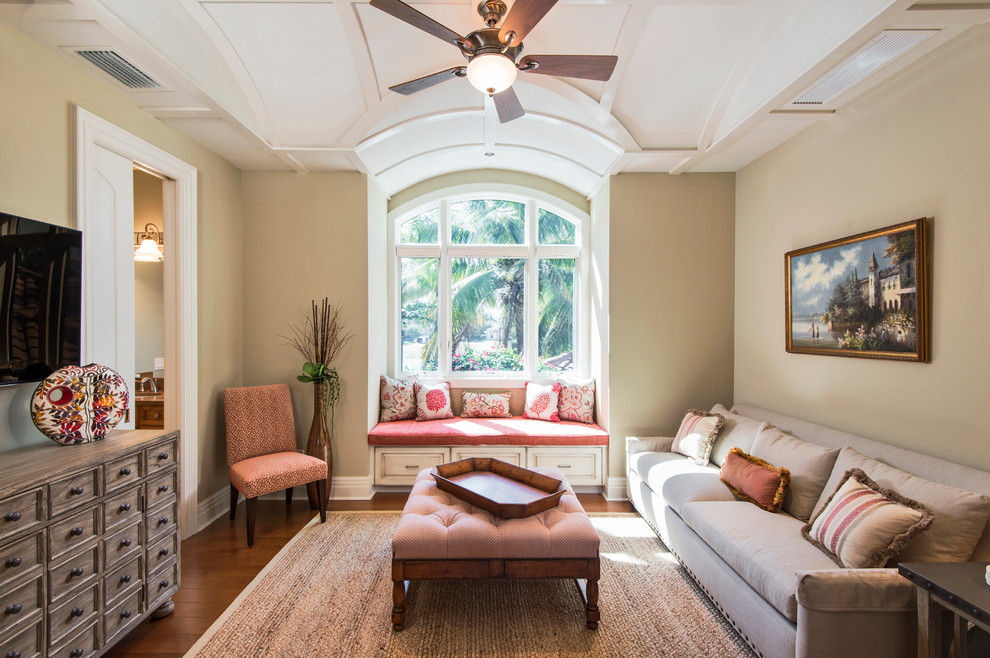 Esempio di un piccolo soggiorno classico chiuso con pareti beige, pavimento in legno massello medio e TV a parete