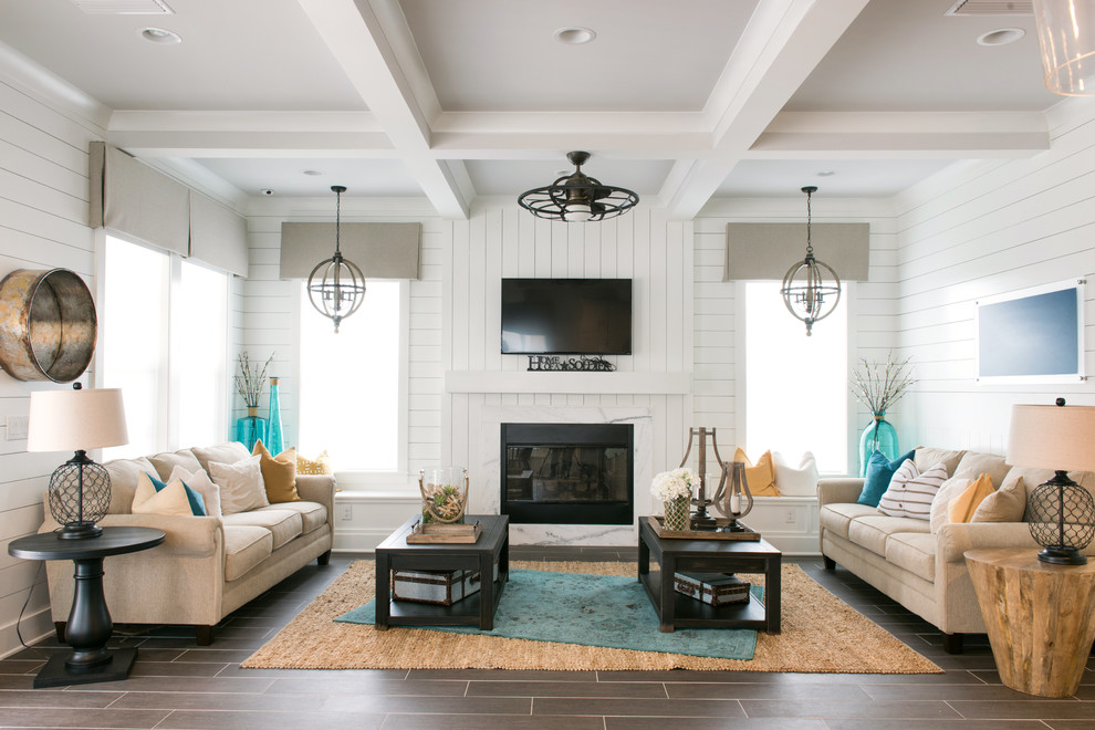 Пример оригинального дизайна: открытая гостиная комната среднего размера в морском стиле с белыми стенами, полом из керамической плитки, стандартным камином, фасадом камина из дерева и телевизором на стене
