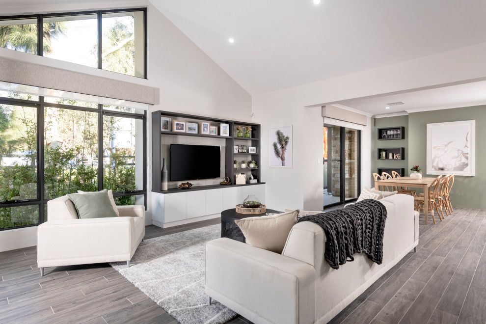 Offenes Modernes Wohnzimmer ohne Kamin mit weißer Wandfarbe, braunem Holzboden, TV-Wand und braunem Boden in Perth