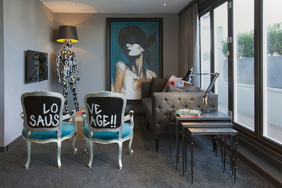 Imagen de salón actual con paredes grises y moqueta
