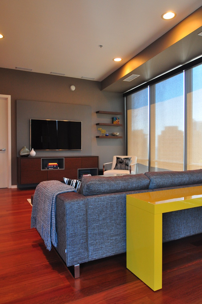 Großes, Offenes Modernes Wohnzimmer mit grauer Wandfarbe, braunem Holzboden und TV-Wand in Chicago
