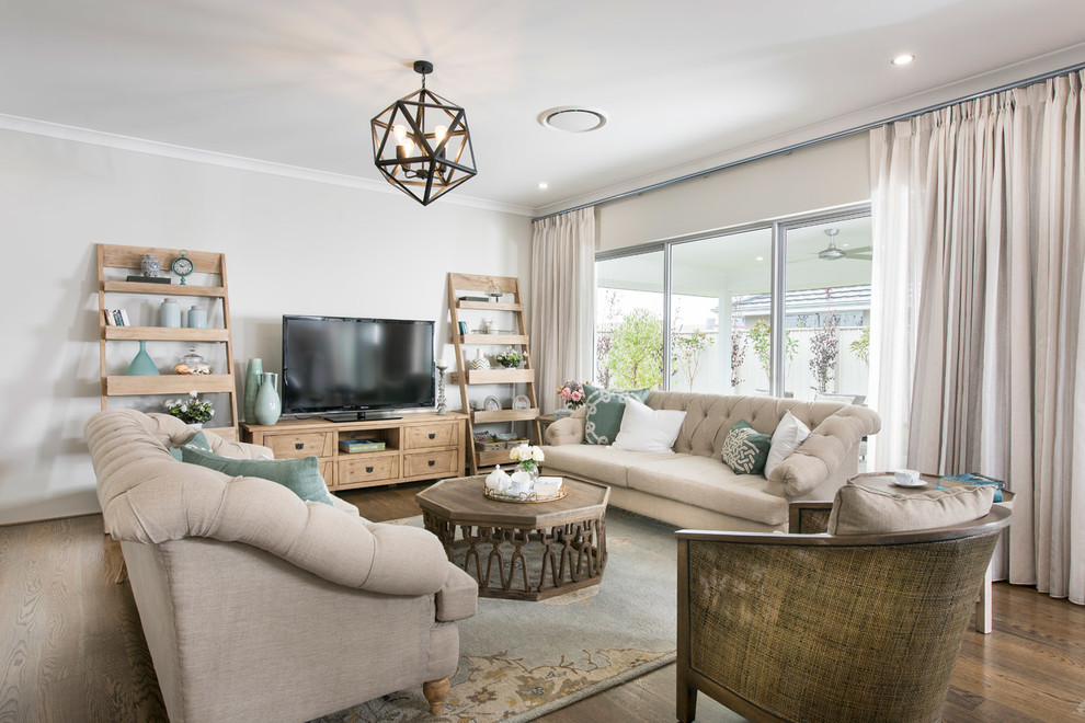 Maritimes Wohnzimmer mit grauer Wandfarbe, braunem Holzboden und freistehendem TV in Perth
