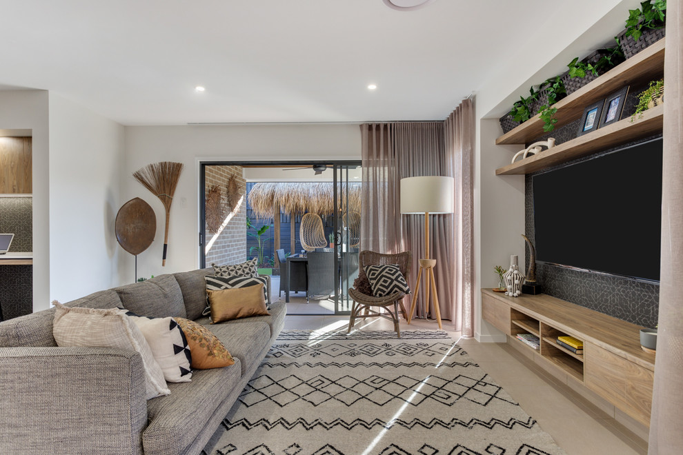 Immagine di un soggiorno design aperto con pareti bianche, TV a parete e pavimento beige