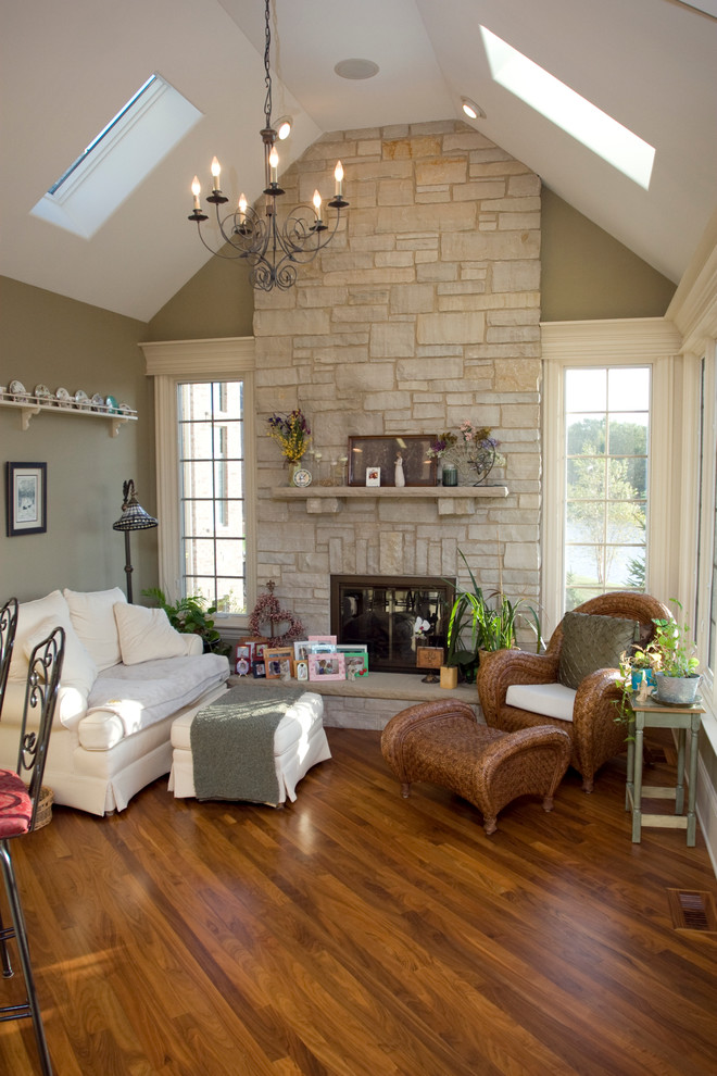 Источник вдохновения для домашнего уюта: гостиная комната в классическом стиле с фасадом камина из камня