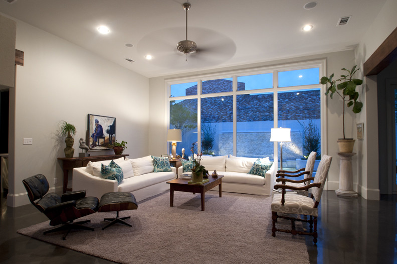 Foto di un grande soggiorno design chiuso con pareti bianche, parquet scuro, nessun camino, nessuna TV, sala formale e pavimento marrone