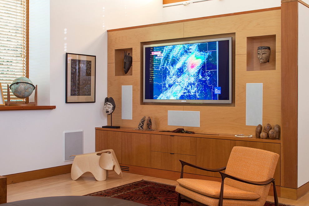 Mittelgroßes, Offenes Modernes Wohnzimmer ohne Kamin mit hellem Holzboden, Multimediawand, braunem Boden und weißer Wandfarbe in Los Angeles