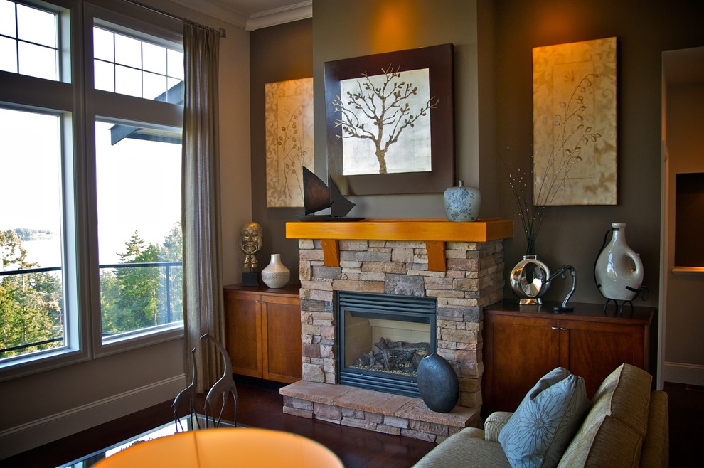 Modernes Wohnzimmer mit brauner Wandfarbe, Kamin und Kaminumrandung aus Stein in Vancouver