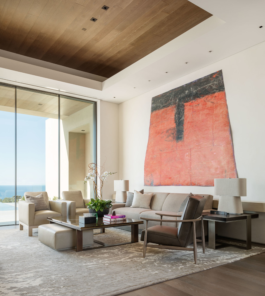 Repräsentatives Modernes Wohnzimmer mit beiger Wandfarbe und dunklem Holzboden in San Diego