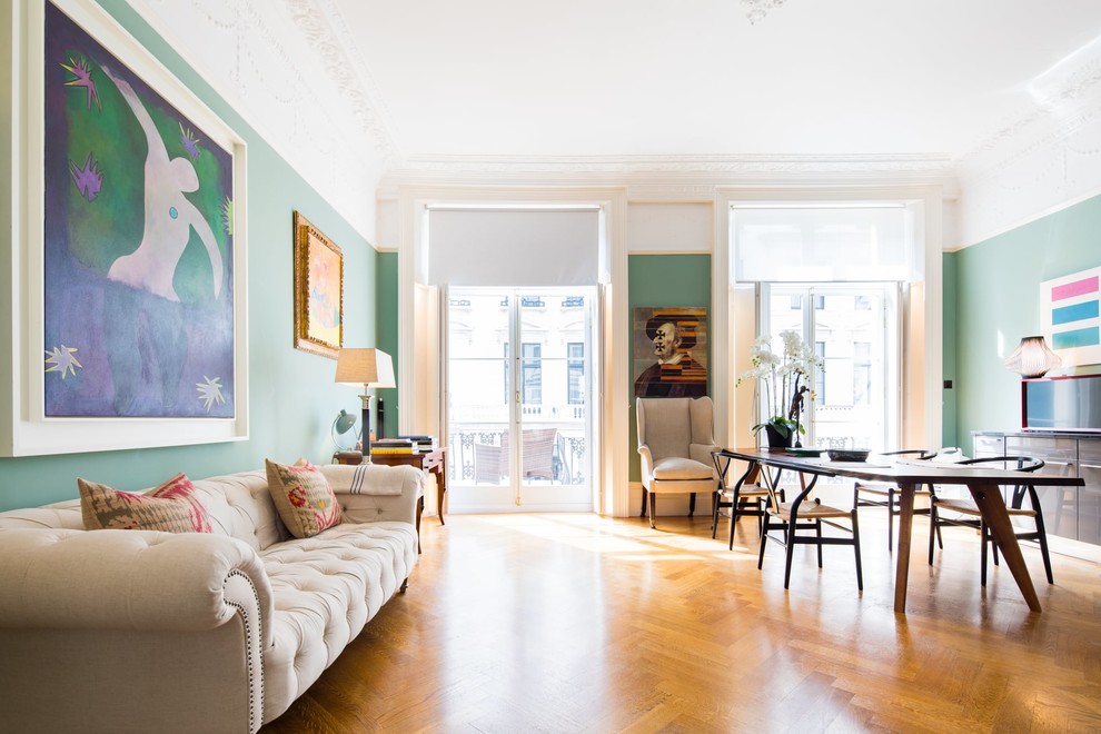 Imagen de salón para visitas abierto actual grande sin chimenea con paredes azules, suelo de madera oscura y suelo marrón