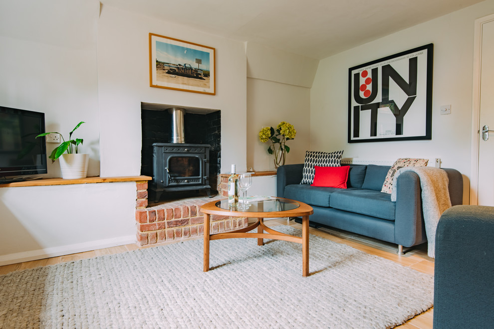 Immagine di un soggiorno contemporaneo di medie dimensioni e aperto con pareti bianche, pavimento con piastrelle in ceramica, stufa a legna, TV autoportante e pavimento marrone