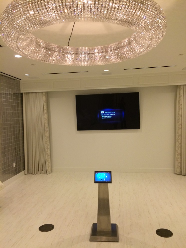 Esempio di un grande soggiorno moderno aperto con pareti bianche, pavimento in marmo, camino classico, cornice del camino in pietra e TV a parete