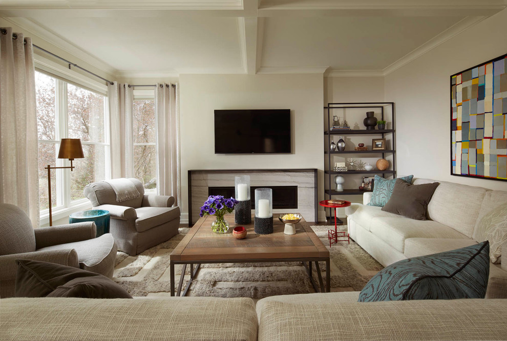 Idee per un soggiorno classico con pareti bianche, moquette, TV a parete e pavimento beige