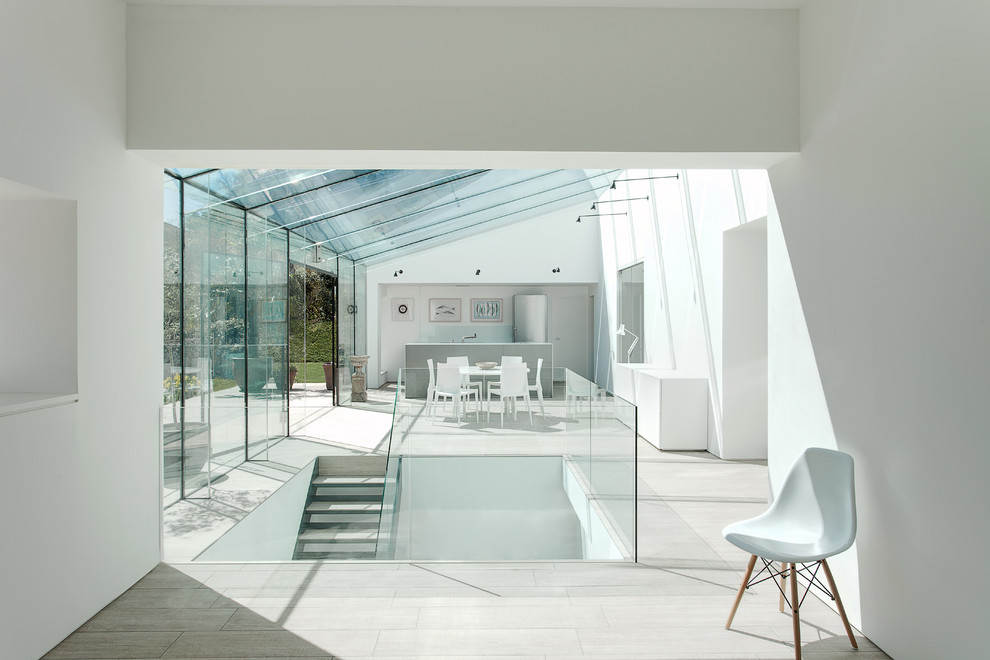 Fernseherloses, Offenes Modernes Wohnzimmer mit weißer Wandfarbe in Hampshire