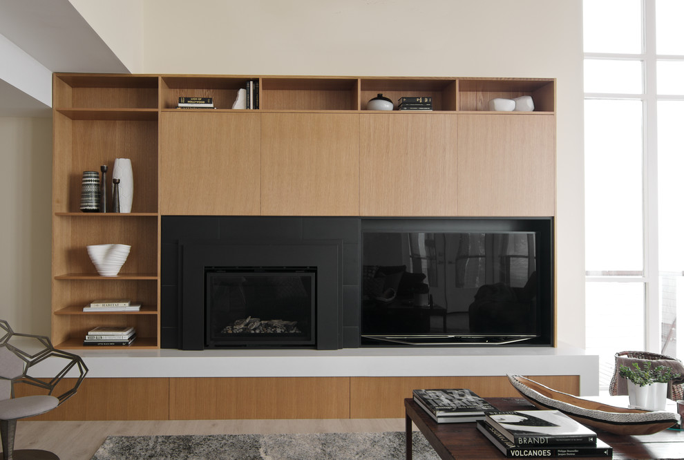 Cette image montre un salon design de taille moyenne et ouvert avec un mur beige, un sol en vinyl, une cheminée standard, un manteau de cheminée en bois, un téléviseur indépendant, un sol gris et une salle de réception.