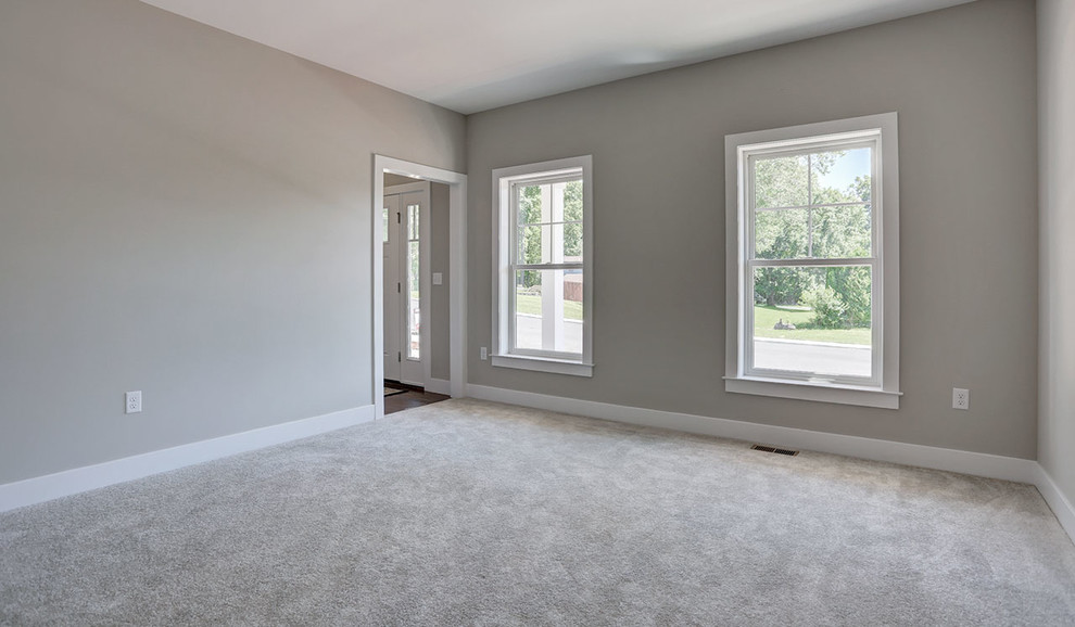 Mittelgroßes, Repräsentatives, Abgetrenntes Landhaus Wohnzimmer mit grauer Wandfarbe, Teppichboden und beigem Boden in Sonstige
