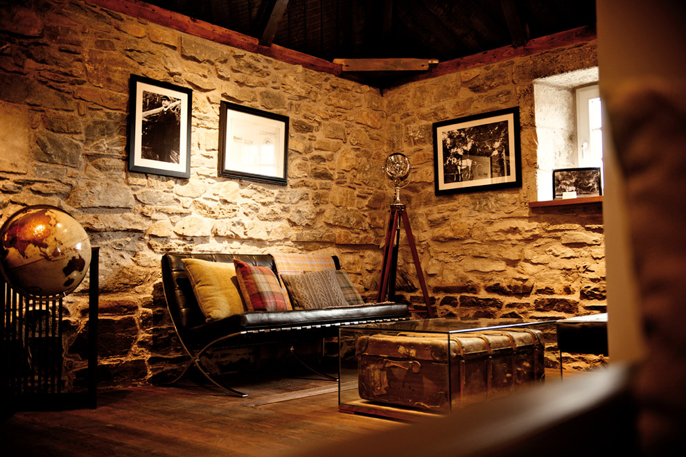 Imagen de salón cerrado rústico de tamaño medio con suelo de madera oscura y piedra
