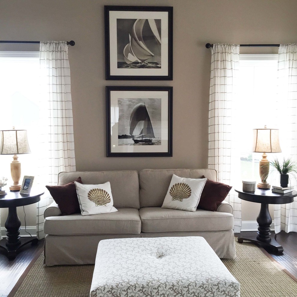 Foto di un soggiorno stile marinaro aperto con pareti beige, parquet scuro e camino classico