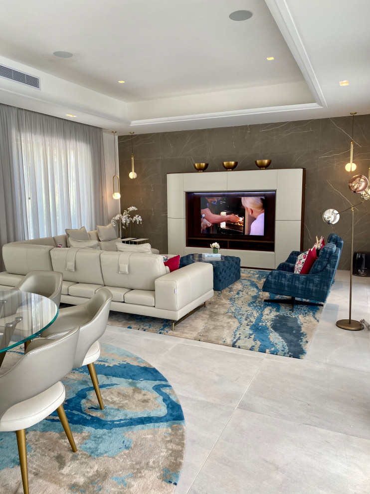 Foto de salón abierto contemporáneo con paredes blancas, suelo de mármol, televisor independiente, suelo gris y casetón