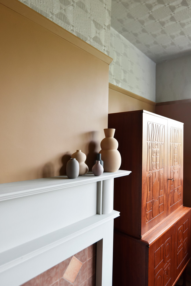 Ispirazione per un soggiorno moderno di medie dimensioni e chiuso con pareti marroni, camino classico, cornice del camino in legno, TV nascosta e pavimento marrone