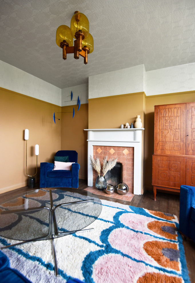 Cette photo montre un salon rétro de taille moyenne et fermé avec un mur marron, une cheminée standard, un manteau de cheminée en bois, un téléviseur dissimulé et un sol marron.