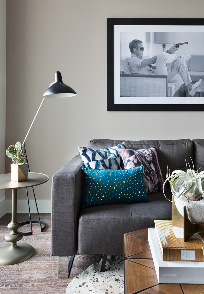 Idee per un soggiorno chic con pareti beige e parquet chiaro