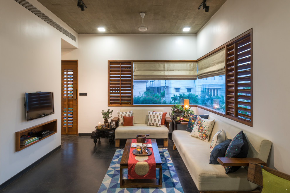 Asiatisches Wohnzimmer mit weißer Wandfarbe, TV-Wand und grauem Boden in Sonstige