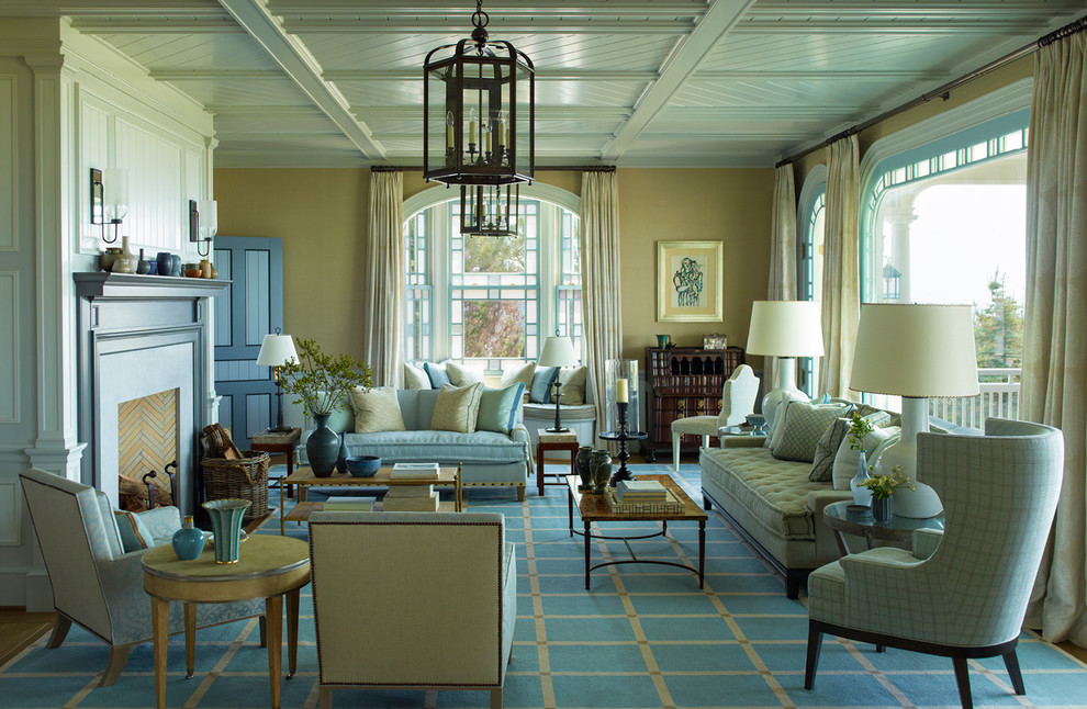 Großes, Repräsentatives, Abgetrenntes Maritimes Wohnzimmer mit beiger Wandfarbe, Teppichboden, Kamin, Kaminumrandung aus Beton und blauem Boden in New York
