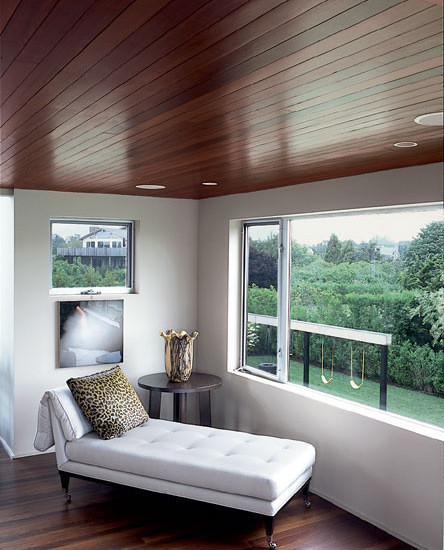 Стильный дизайн: парадная, изолированная гостиная комната среднего размера в стиле модернизм с оранжевыми стенами, мраморным полом и отдельно стоящим телевизором без камина - последний тренд