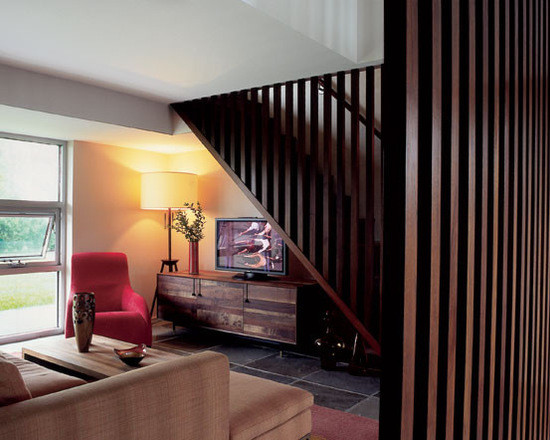 Свежая идея для дизайна: парадная, изолированная гостиная комната среднего размера в стиле модернизм с оранжевыми стенами, мраморным полом и отдельно стоящим телевизором без камина - отличное фото интерьера
