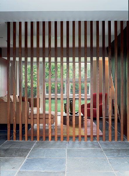 Inspiration för mellanstora moderna separata vardagsrum, med ett finrum, orange väggar, marmorgolv och en fristående TV