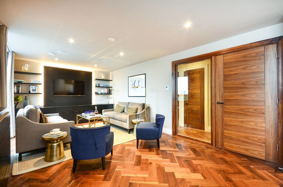 Modelo de salón para visitas abierto contemporáneo de tamaño medio sin chimenea con paredes blancas, suelo de madera oscura y televisor colgado en la pared