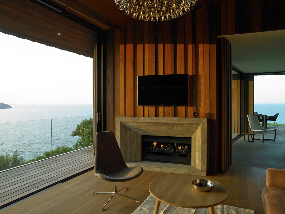 Foto di un soggiorno design con cornice del camino in legno