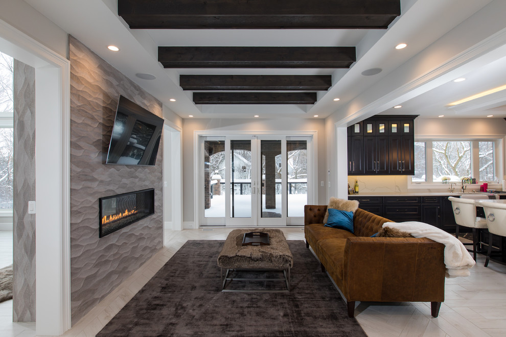 Идея дизайна: парадная, открытая гостиная комната в стиле неоклассика (современная классика) с серыми стенами, светлым паркетным полом, горизонтальным камином, фасадом камина из штукатурки, телевизором на стене и бежевым полом