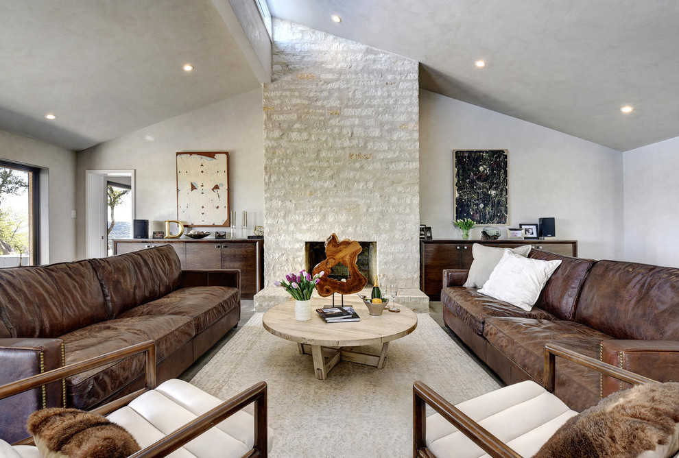 Immagine di un soggiorno contemporaneo con pareti bianche e nessuna TV