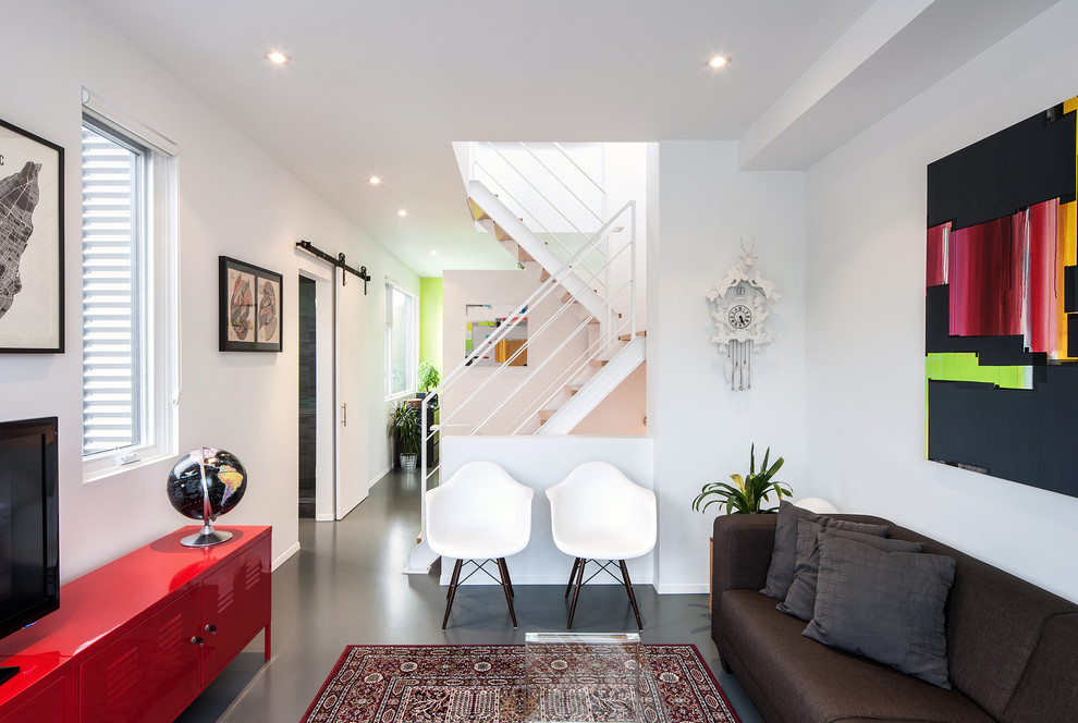 Источник вдохновения для домашнего уюта: гостиная комната среднего размера в современном стиле с белыми стенами и коричневым диваном